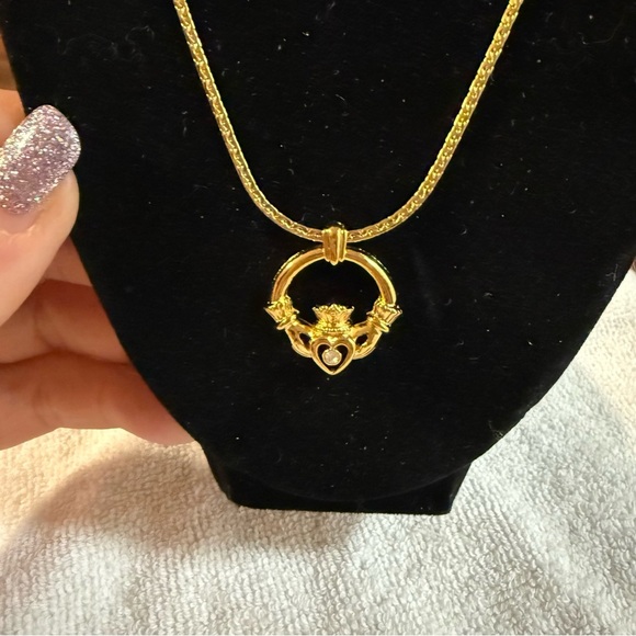 Avon Claddagh Goldtone Necklace NIB 1992 vintage - Picture 7 of 7